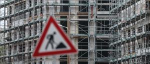 Gerüste stehen auf der Baustelle für ein Wohngebäude. 