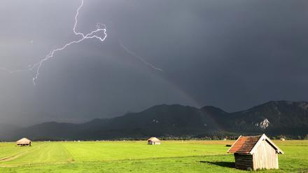 Extremwetterereignisse sind eine Folge des Klimawandels. Hier zieht ein Gewitter im bayerischen Schlehdorf auf. 