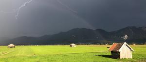 Extremwetterereignisse sind eine Folge des Klimawandels. Hier zieht ein Gewitter im bayerischen Schlehdorf auf. 