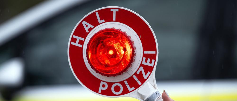 Die beiden Fahrer sind nicht nur die Führerscheine los. (Symbolbild)