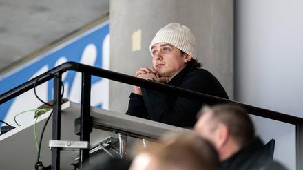 Demnächst auch auf dem Eis. Jake Virtanen schaute am Dienstag beim Spiels seines neuen Teams in Nürnberg noch von der Tribüne aus zu. 