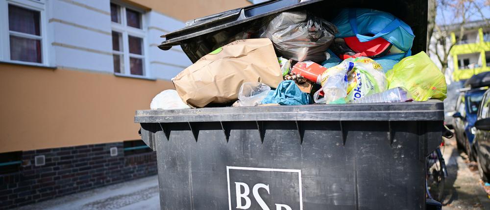 In engen Straßen kann die Berliner Stadtreinigung Mülltonnen oft nicht leeren. (Symbolild)