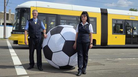 Die Straßenbahnfahrerin Sandra Probst von der BVG trainiert in Berlin gemeinsam mit ihrem Kollegen Thomas Langkopf von den Leipziger Verkehrsbetrieben für die Tram-WM in Wien. 