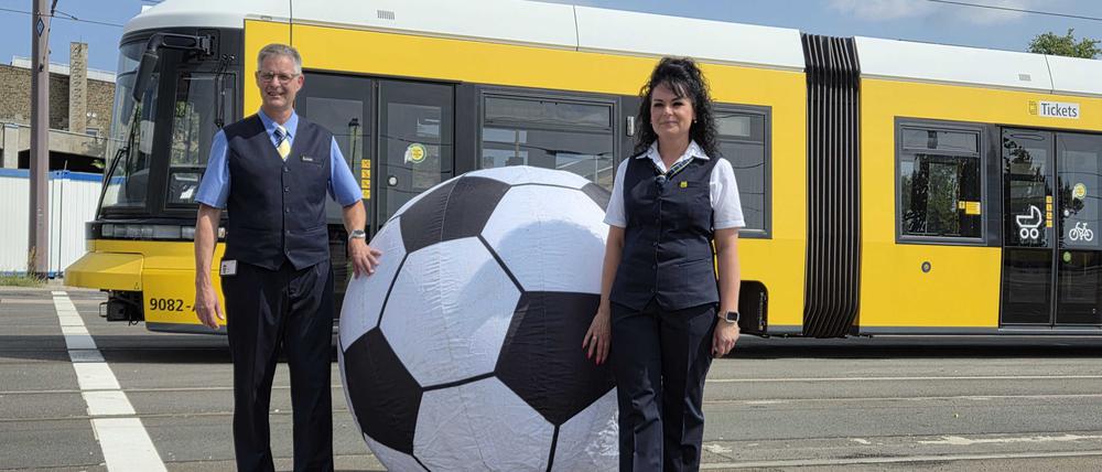 Die Straßenbahnfahrerin Sandra Probst von der BVG trainiert in Berlin gemeinsam mit ihrem Kollegen Thomas Langkopf von den Leipziger Verkehrsbetrieben für die Tram-WM in Wien.
