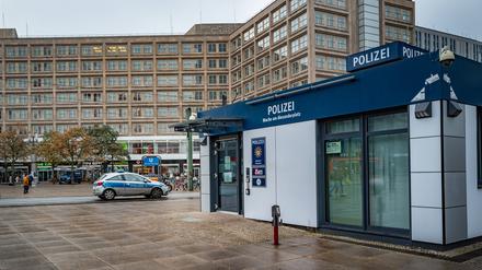 Die Wache am Alexanderplatz. 