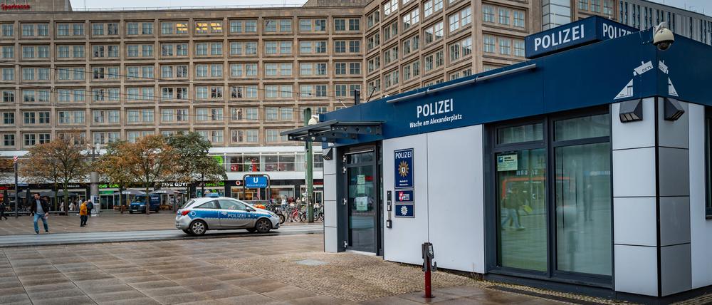 Die Wache am Alexanderplatz.