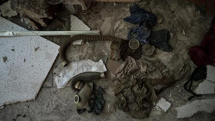 September 2022: Gasmasken aus der Sowjetzeit liegen auf dem Boden im Korridor der Schule Nr. 2, die als russische Militärbasis und Folterstätte in Isjum genutzt wurde. Solche von den Russen zurückgelassene Sachen sammelt das Heimatmuseum für ein „Museum der Besatzung“.