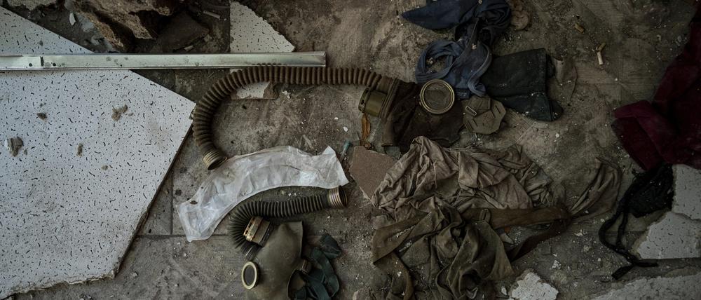 September 2022: Gasmasken aus der Sowjetzeit liegen auf dem Boden im Korridor der Schule Nr. 2, die als russische Militärbasis und Folterstätte in Isjum genutzt wurde. Solche von den Russen zurückgelassene Sachen sammelt das Heimatmuseum für ein „Museum der Besatzung“.