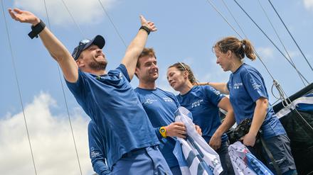 „Holcim-PRB“-Skipper Kevin Escoffier (vorne) feiert den Sieg der 2. Etappe.