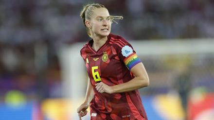 Deutschlands Kapitänin Janina Minge mit der Regenbogenbinde.