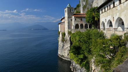 Die Kirche Santa Caterina del Sasso hängt beinahe über dem Lago Maggiore.