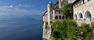 Die Kirche Santa Caterina del Sasso hängt beinahe über dem Lago Maggiore.