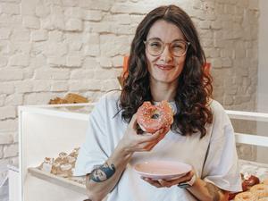 Jessica Jeworutzki ist gelernte Krankenpflegerin und führt heute eine Kette mit 13 Cafés.
