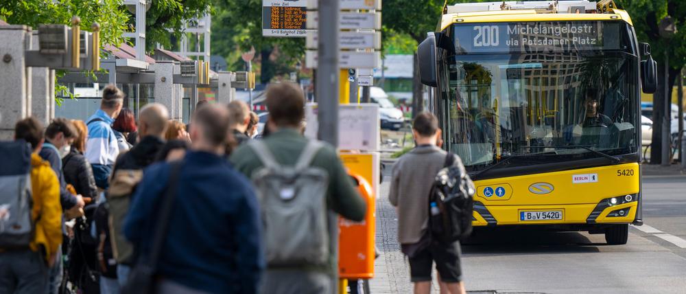 Aus Personalmangel fährt die BVG seit Monaten nicht die eigentlich bestellen Bus-Kilometer - und das wird auch noch länger so bleiben. (Archivbild)