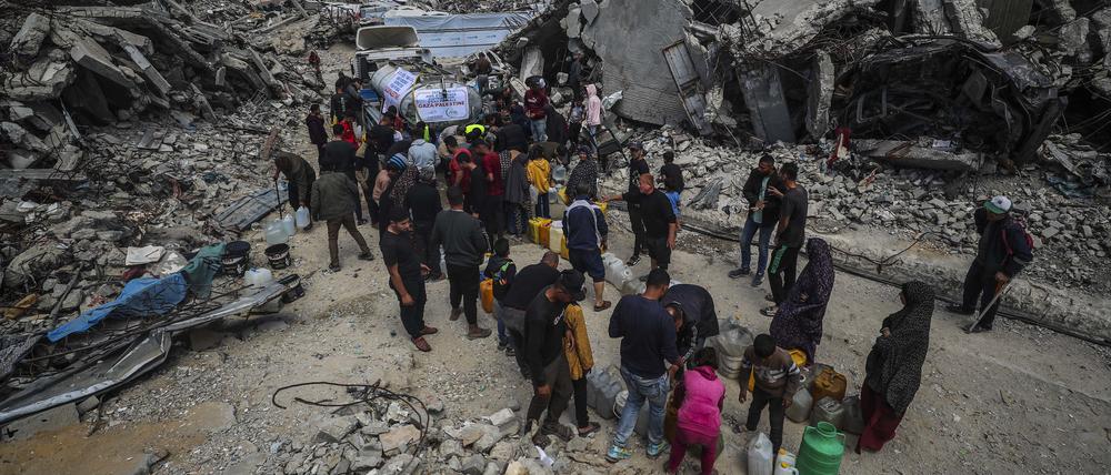 10.04.2025, Palästinensische Gebiete, Jabalia: Vertriebene Palästinenser holen im Flüchtlingslager Jabalia im nördlichen Gazastreifen Wasser.