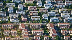 Eine Luftaufnahme zeigt Wohnhäuser in Berlin.