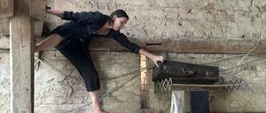 Performance im Rahmen der Ausstellung „Hab und Gut“ der Gruppe Endmoräne in Trebnitz, zu sehen ist Marta Ostajewska in der Performance „Empty suitcase“.
