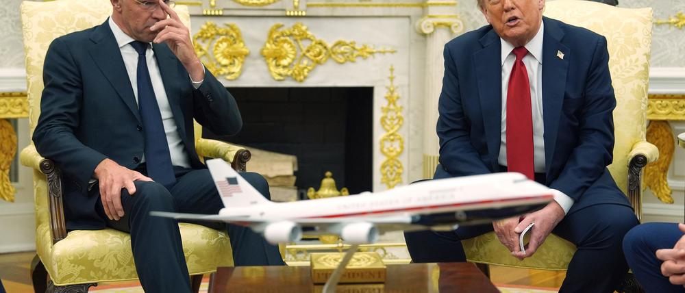 US-Präsident Trump droht russischen Handelspartnern mit 100-Prozent-Zöllen bei einem Treffen mit Nato-Generalsekretär Rutte.