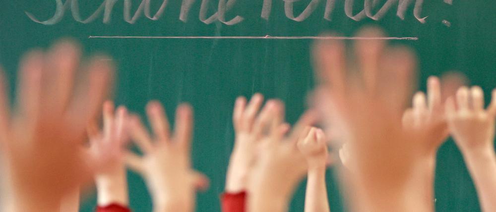 In der Debatte um die seit Jahren bestehende Ferien-Sonderregel für Bayern und Baden-Württemberg haben sich mehrere Bundesländer der Kritik aus NRW angeschlossen.