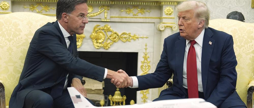 US-Präsident Donald Trump (r) schüttelt die Hand von NATO-Generalsekretär Mark Rutte während eines Treffens im Oval Office des Weißen Hauses.
