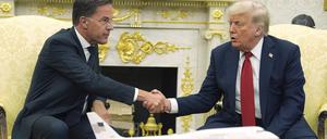 US-Präsident Donald Trump (r) schüttelt die Hand von NATO-Generalsekretär Mark Rutte während eines Treffens im Oval Office des Weißen Hauses. 
