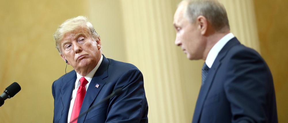 News Bilder des Tages HELSINKI, FINLAND  JULY 16, 2018: US President Donald Trump (L) and Russia s President Vladimir Putin give a joint news conference following their meeting at the Presidential Palace. Valery Sharifulin/TASS PUBLICATIONxINxGERxAUTxONLY TS089D19  