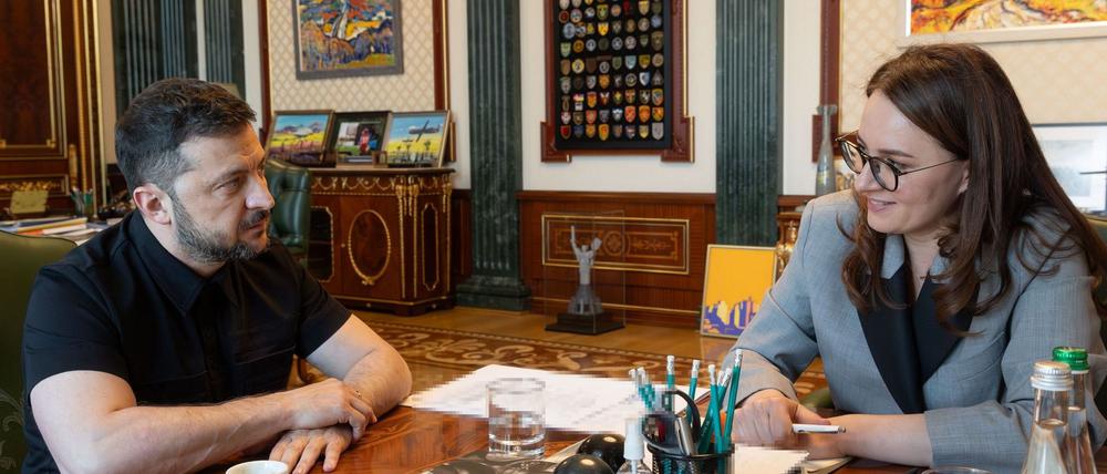 Der ukrainische Präsident Wolodymyr Selenskyj beauftragt die stellvertretende Ministerpräsidentin Julia Swyrydenko mit einer Regierungsumbildung.
