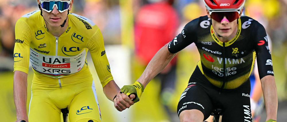 Hand in Hand nach der Zieleinfahrt: Die Stars Tadej Pogacar (l) und Jonas Vingegaard.
