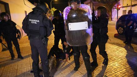 Die Polizei nimmt einen jungen Mann in Torre Pacheco fest.