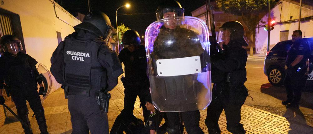 Die Polizei nimmt einen jungen Mann in Torre Pacheco fest.