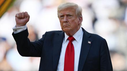 US-Präsident Donald Trump zeigt die Siegerfaust. 