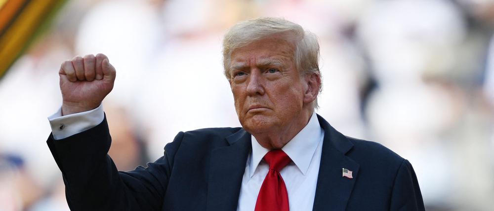 US-Präsident Donald Trump zeigt die Siegerfaust.