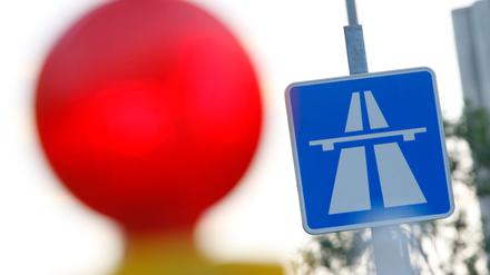 Bisher ist unklar, wie lange die Sperrung auf der A115 anhält. (Symbolbild)