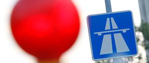 Bisher ist unklar, wie lange die Sperrung auf der A115 anhält. (Symbolbild)
