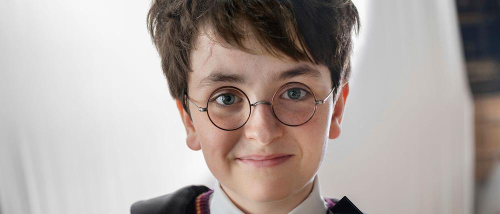 Dominic McLaughlin spielt Harry Potter.