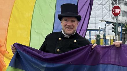 Alain Rappsilber ist Schornsteinfegermeister und queerer Aktivist. Ihm wird beim Motzstraßenfest 2025 der Rainbow Award verliehen.