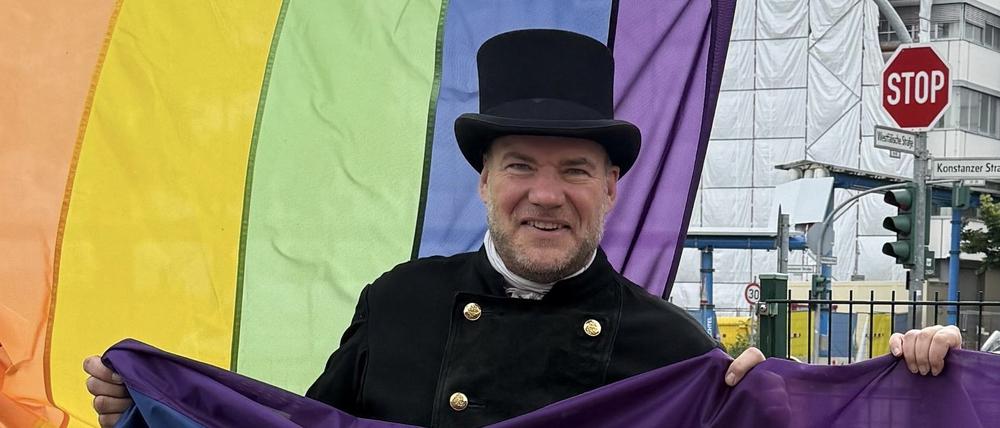 Alain Rappsilber ist Schornsteinfegermeister und queerer Aktivist. Ihm wird beim Motzstraßenfest 2025 der Rainbow Award verliehen.