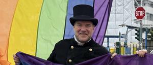 Alain Rappsilber ist Schornsteinfegermeister und queerer Aktivist. Ihm wird beim Motzstraßenfest 2025 der Rainbow Award verliehen.