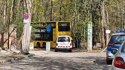 Der BVG-Bus ist leider in den Wald gefahren und braucht Hilfe.