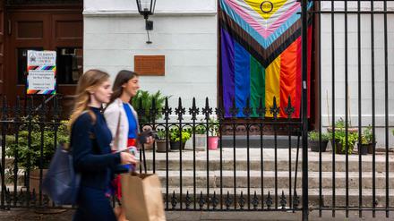 An der St. John’s Lutheran Church am Stonewall Monument in New York City wehen Pride-Flaggen.