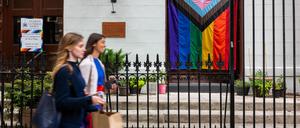 An der St. John’s Lutheran Church am Stonewall Monument in New York City wehen Pride-Flaggen.