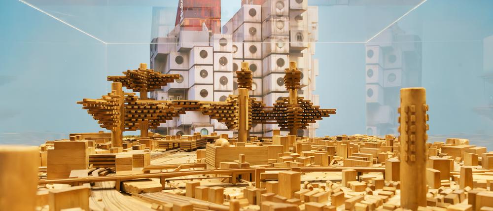 Visionen für Tokio: Wohnturm mit 140 Kapseln von Kisho Kurokawa (1972, hinten) sowie Wohnungen, die auf Pylonen über der Stadt schweben von Arata Isozaki (1962, vorne). 