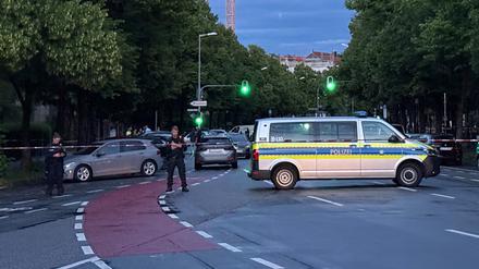 Neun Schüsse gaben zwei Polizisten auf die Messerangreiferin ab.
