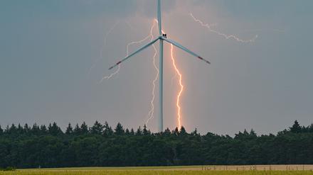 Gewitter treten in den kommenden Tagen in Deutschland immer wieder mal auf. (Symbolbild)