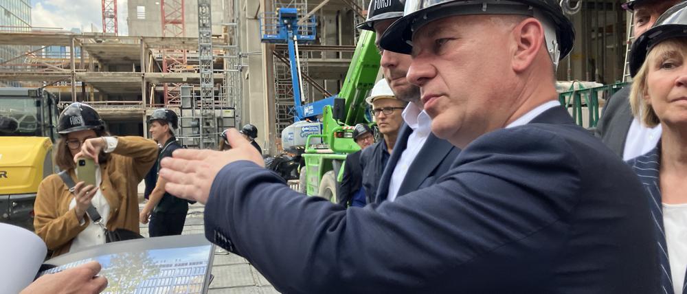 Baustellenbesuch von Kai Wegner beim Fürst am Kurfürstendamm