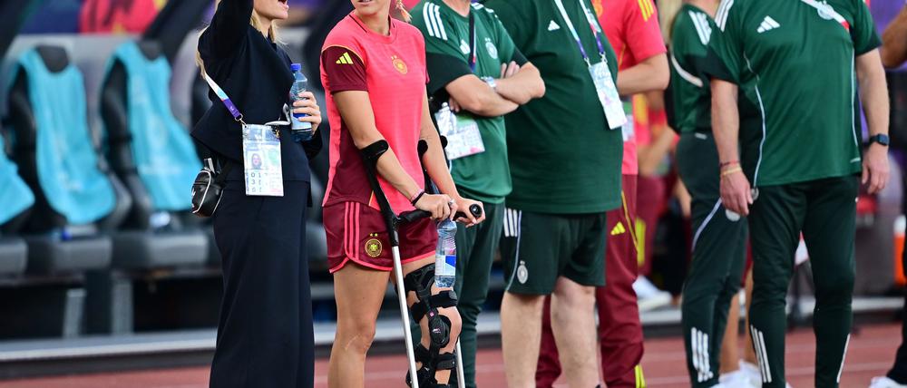 DFB-Direktorin Nia Künzer (l) steht für die nächsten Jahre in der Verantwortung.