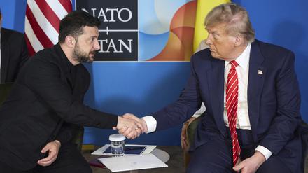 US-Präsident Donald Trump (r) schüttelt die Hand des ukrainischen Präsidenten Wolodymyr Selenskyj während ihres Treffens am Rande des NATO-Gipfels. 