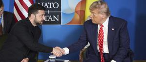 US-Präsident Donald Trump (r) schüttelt die Hand des ukrainischen Präsidenten Wolodymyr Selenskyj während ihres Treffens am Rande des NATO-Gipfels. 