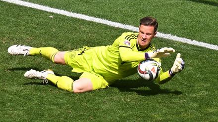 Beim Trainingsauftakt des FC Barcelona übte Marc-André ter Stegen am Rande der Gruppe.