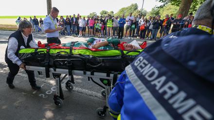 Nach dem Sturz ging es für den Belgier Jasper Philipsen gleich ins Krankenhaus.